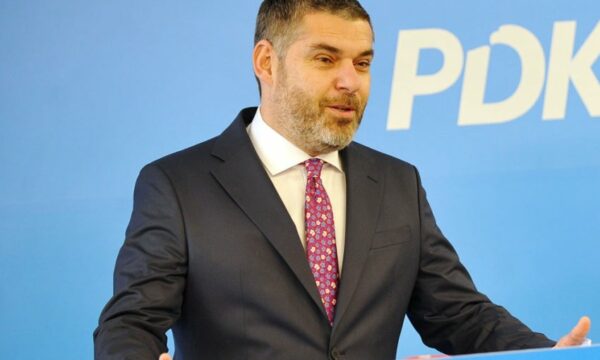 Kastrati për vendimin e MAShTI-t: Kurti përgjegjës, të presë edhe gruaja e tij nëpër librari në temperatura të larta