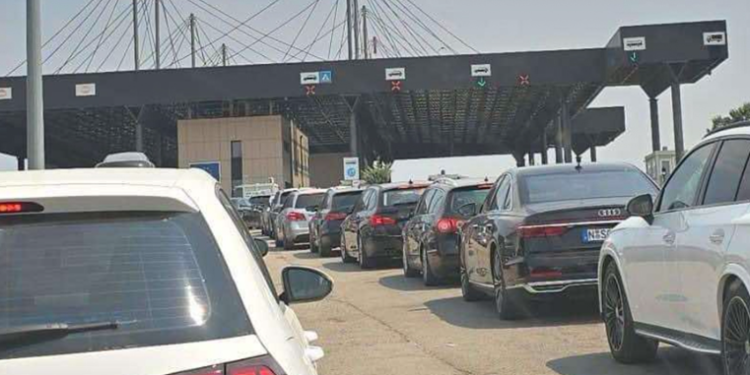 Kjo është gjendja momentale në pikat kufitare – në Merdare pritet deri në 3 orë, kolona 2 kilometra