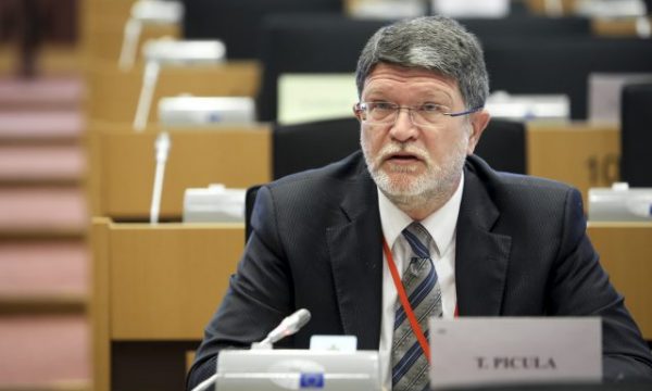 Picula: Vuçiq shfrytëzon arrestimin e shqiptarëve e kroatëve për audiencë