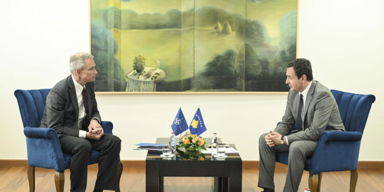 Zyrtari i lartë i NATO-s nis vizitën në Kosovë