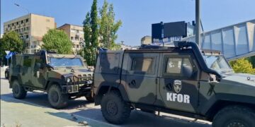 Pas shumë kohësh, krahas njësive të përhershme të karabinierëve, KFOR-i qëndron me autoblinda dhe ushtarë me armë të gjata