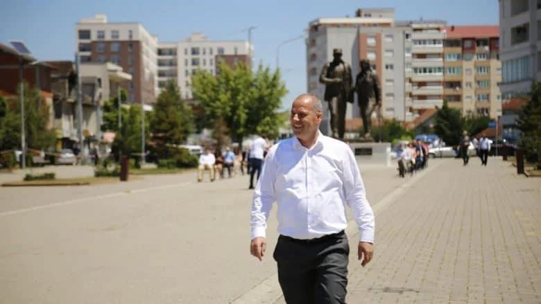 Përplasja me ndërkombëtarët për Urën e Ibrit, reagon Lladrovci: Ruaje zot popullin nga trimat e pasluftës