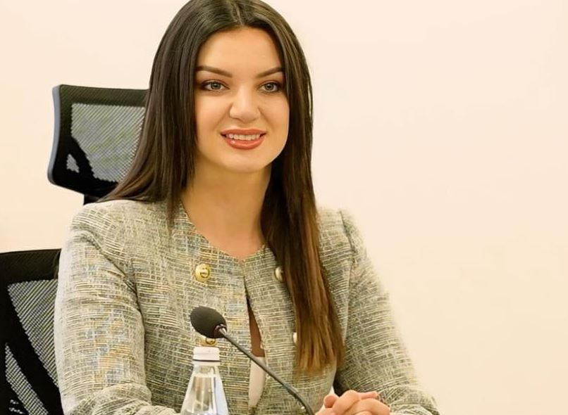 Një deputete e partisë së Gërvallës i del në mbrotje Vjosa Osmanin