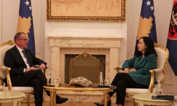 Taravari shkruan edhe një herë për incidentin me Presidenten Osmani: Mos abuzoni, do të mbahet përgjegjësi për çdo parregullsi