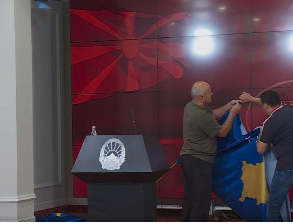 Ndodh çudia në Shkup: E ngatërrojnë flamurin e Kosovës me atë të BE-së