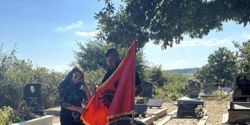 E dashura e Faton Hajrizit reagon pas varrimit të 39-vjeçarit