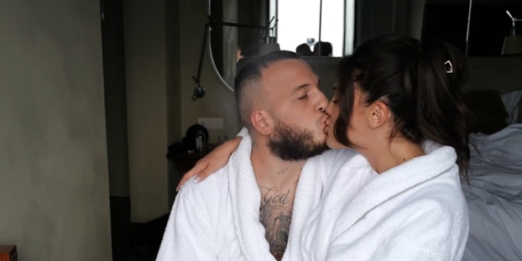 Mozzik e puth Lotinën në buzë