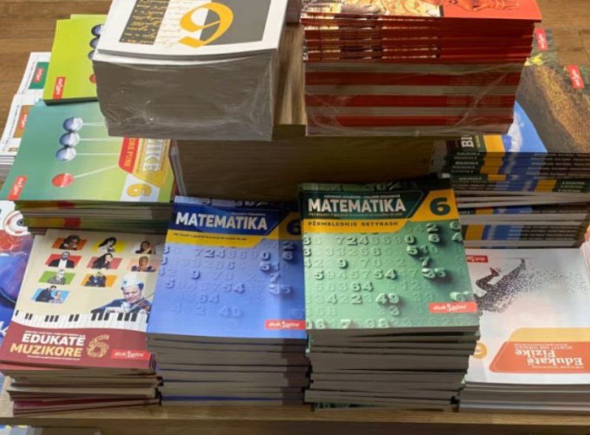 Tekstet e subvencionuara, prindërit edhe këtë vit përballen me barrën e ndërlikuar të blerjes së librave