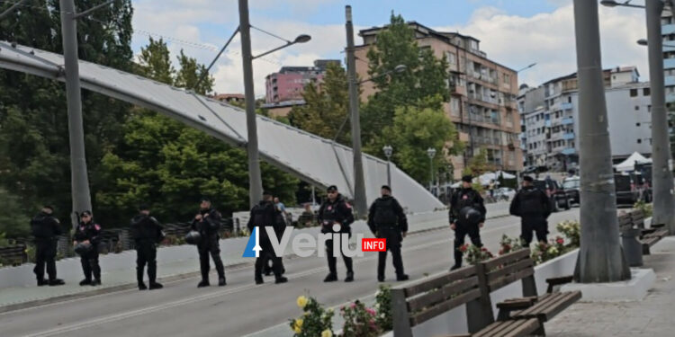 Pjesëtarët e KFOR-it vendosin kordon fizik në mes të Urës së Ibrit, të pajisur edhe me helmeta mbrojtëse (Foto)