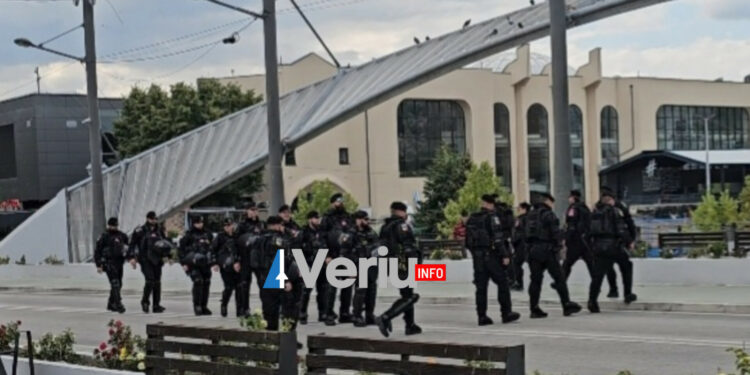 Pjesëtarët e KFOR-it vendosin kordon fizik në mes të Urës së Ibrit, të pajisur edhe me helmeta mbrojtëse (Foto)