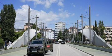 KFOR-i për hapjen e Urës së Ibrit: Kemi prani të dukshme, s’hezitojmë të veprojmë