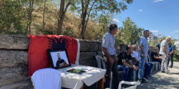 “Liria ka emër”- Flamuj e mbishkrime glorifikuese, qytetarët mblidhen para varrimit të Faton Hajrizit