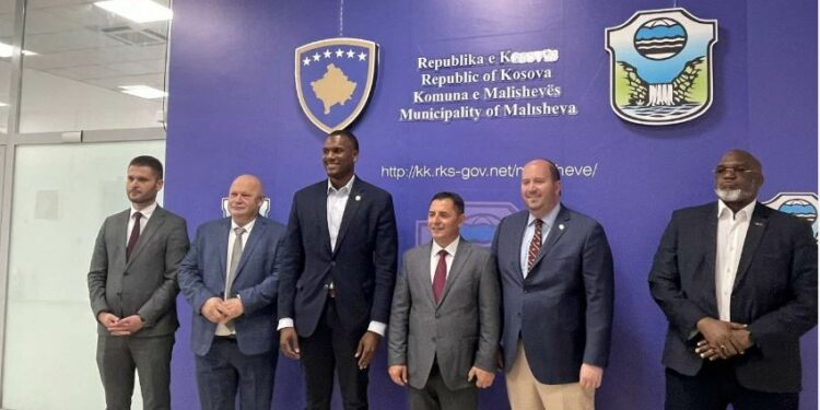 Malisheva iu ndanë çmimin “Qytetar Nderi” tre shtetasve amerikanë për kontributin ndaj Kosovës