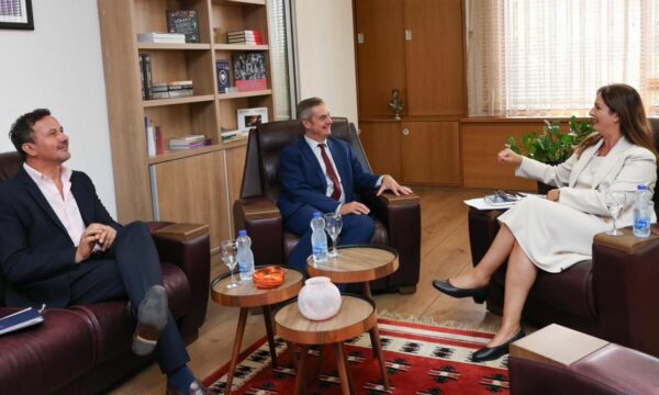 Nagavci takohet me ambasadorin britanik, flasin për çështje të rëndësishme rreth arsimit