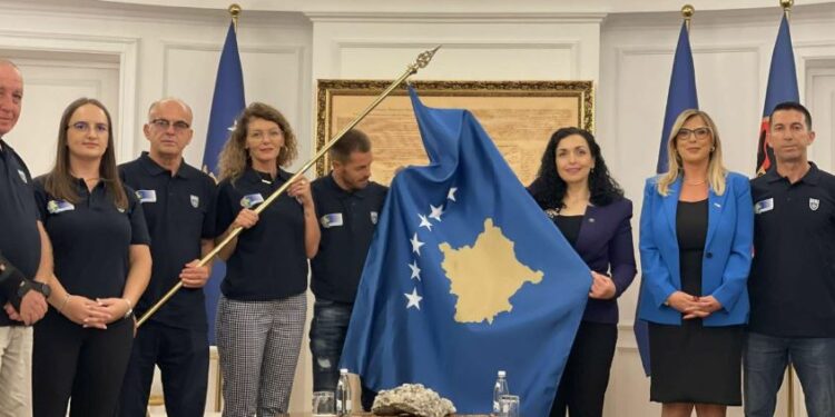 Osmani ia dorëzon flamurin lojtarit që do të përfaqësojë Kosovën në lojërat paralimpike “Parisi 2024”
