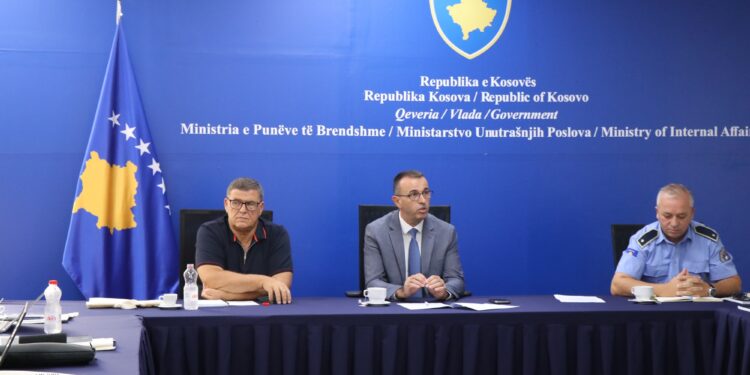 Rriten raportimet e qytetarëve për të shtënat me armë në ahengje