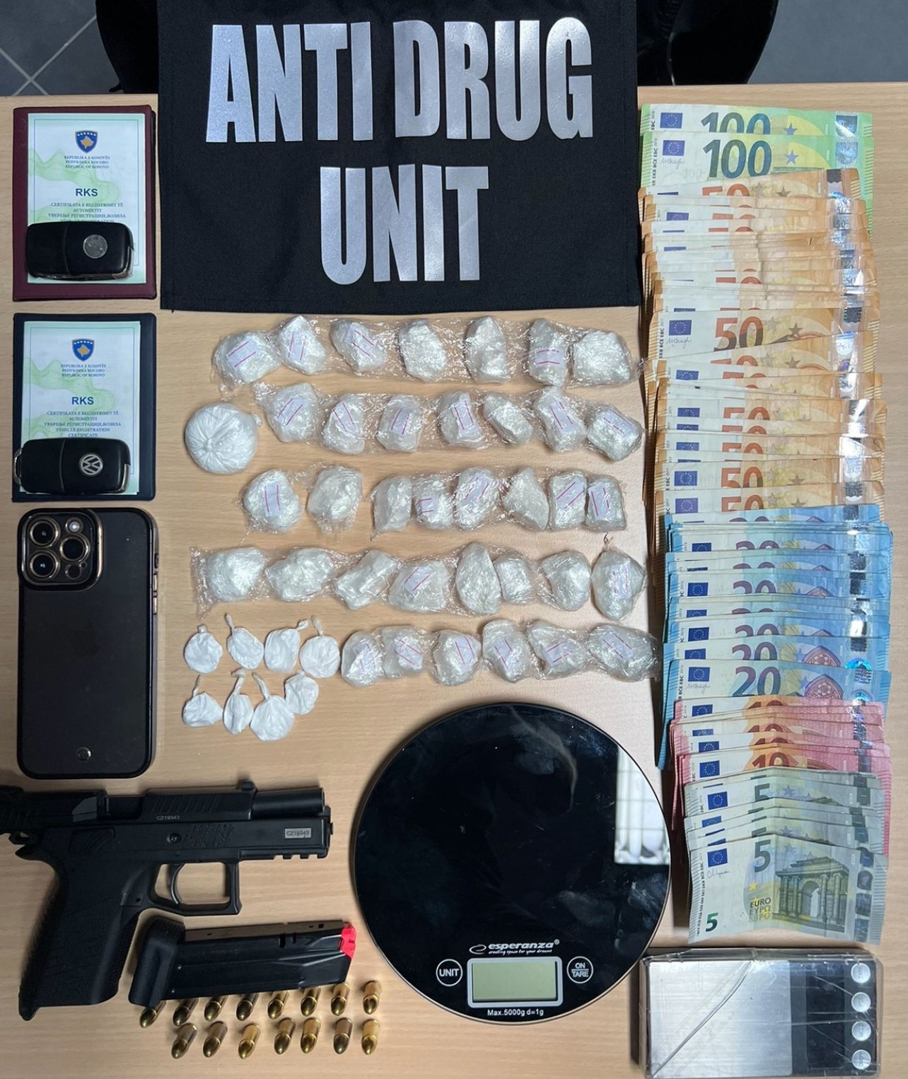 LAJMI I FUNDIT: Policia e Kosovës konfiskon mbi 40 paketime me substancë narkotike të dyshuar të llojit kokainë, para dhe armë zjarri