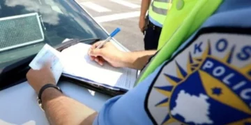 Policia ua merr lejen e vozitjes shoferëve që po bënin gara ilegale në autostradë