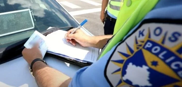 Policia ua merr lejen e vozitjes shoferëve që po bënin gara ilegale në autostradë