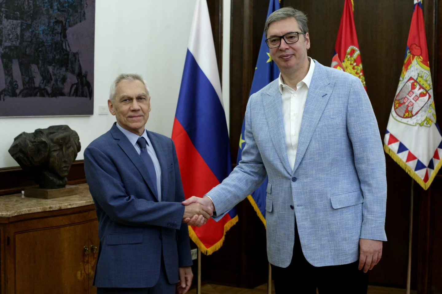 Vuçiq flet me ambasadorin rus për “pasojat e mundshme të hapjes me forcë të Urës së Ibrit”
