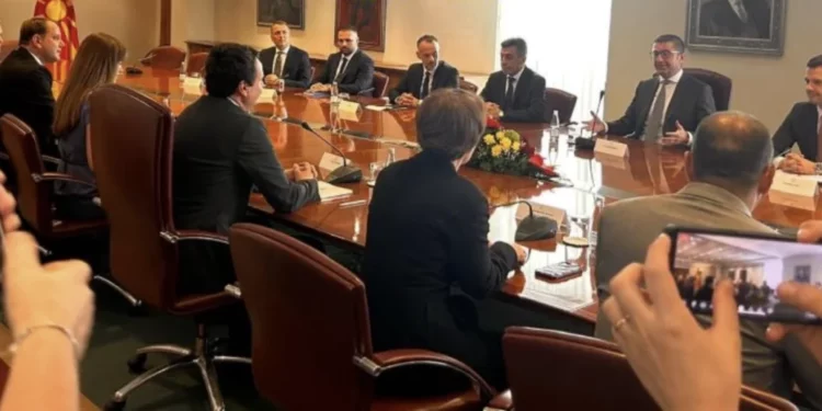 Pas takimit Mickoski – Kurti, fillon mbledhja e përbashkët me ministrat