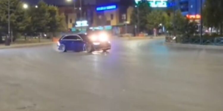 Policia shfaq videon e një veture duke vozitur me shpejtësi ekstreme në rrethrrotullimin e Prishtinës