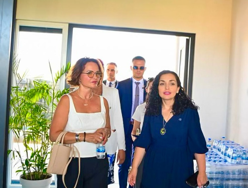 Nëna e Rita Orës krah presidentes Osmani, ja çka shkruan
