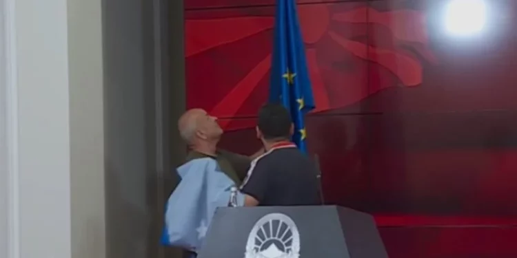 Ndodh edhe kjo në Shkup – Kosovës i ngatërrohet flamuri me atë të Bashkimit Evropian