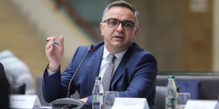Tahiri: Kurti një mashtrues i sofistikuar, po e përmbyllë mandatin e tij me një sukses të vetëm – urën e Saradranit