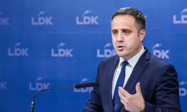 Selmanaj pyet ata prindër që të hënën do t’i dërgoni fëmijët në shkollë: Cili premtim i Kurit u përmbush në fushën e arsimit