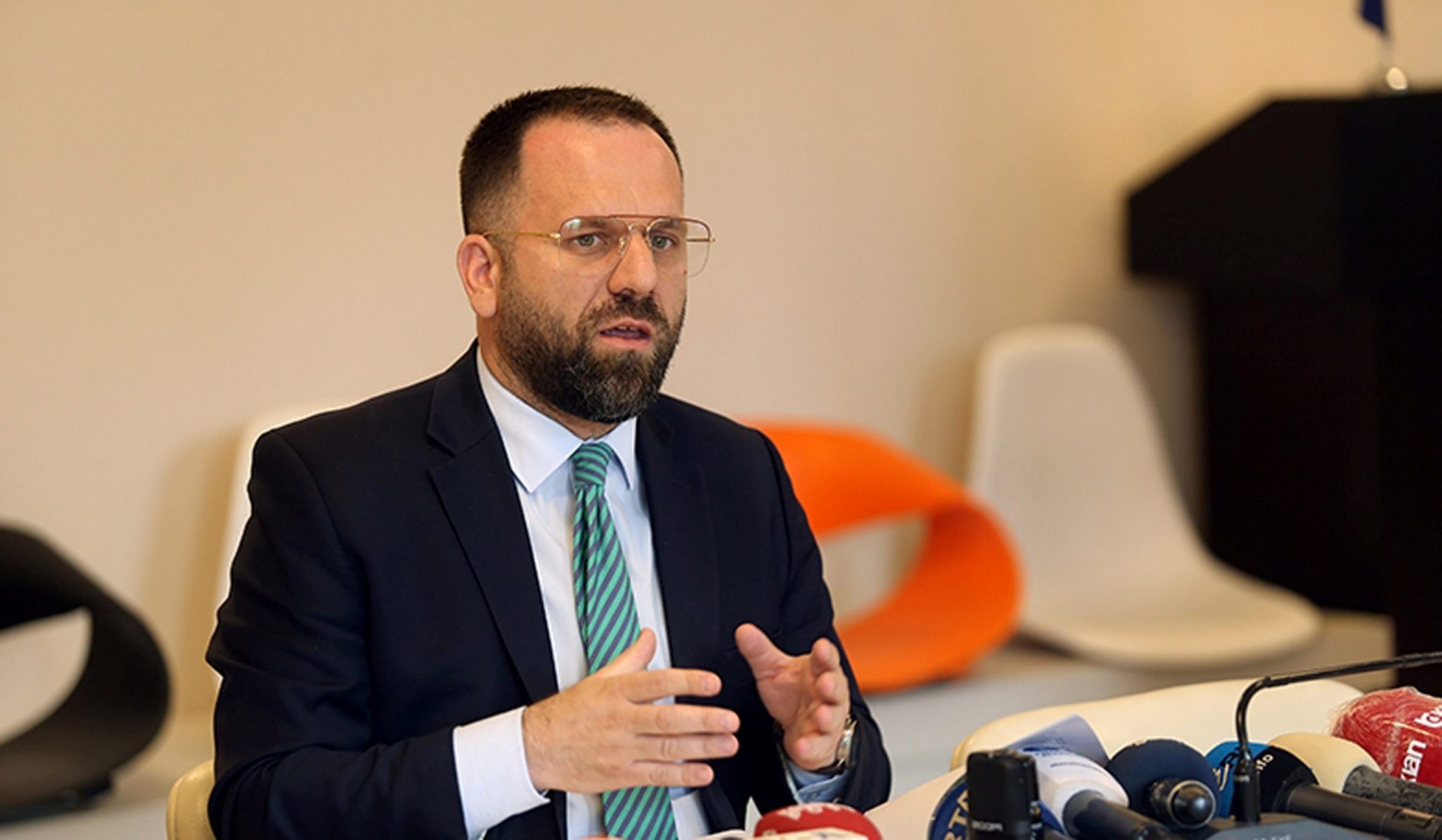 Rritja e pagave prej 6.8 %, Rukiqi: Kjo nuk është rritje, kjo është varfërim
