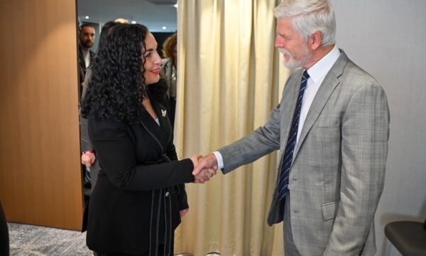 Pas ikjes së Milos Zeman ndodh takimi i parë në nivel presidentësh, Osmani takohet në Pragë me Pavel