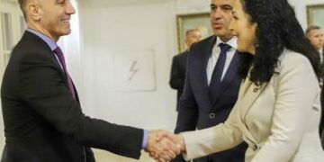 “Kosovë, na fal”, reagon Artan Grubi pasi presidentja Osmani u pengua në Aeroportin e Shkupit