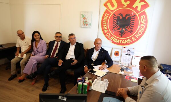 Haradinaj në Podujevë, zhvillon bashkëbisedim me qytetarë e veteranë të luftës