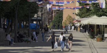 Politikani serb: Vuçiq i la serbët e Kosovës në baltë, jetë të keqe kanë edhe ata në Serbi