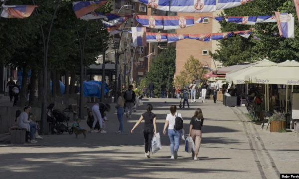 Politikani serb: Vuçiq i la serbët e Kosovës në baltë, jetë të keqe kanë edhe ata në Serbi