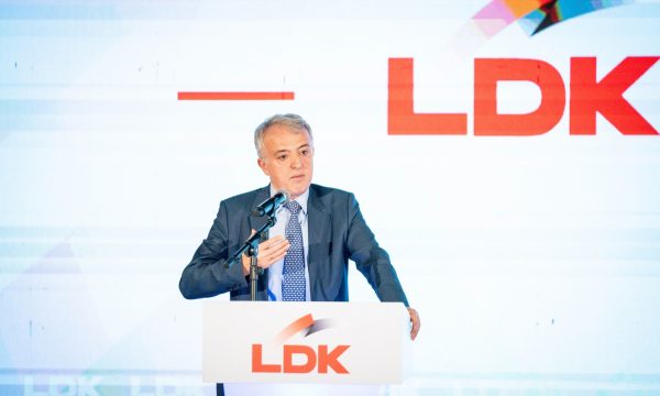 Hamiti: Qeveria Kurti nuk mund ta bind askënd, përveç militantëve të saj