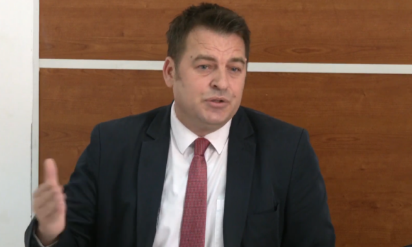 Muja i reagon opozitës: Shkuarja e prindërve me fëmijë në librari s’është maltretim, por e domosdoshme