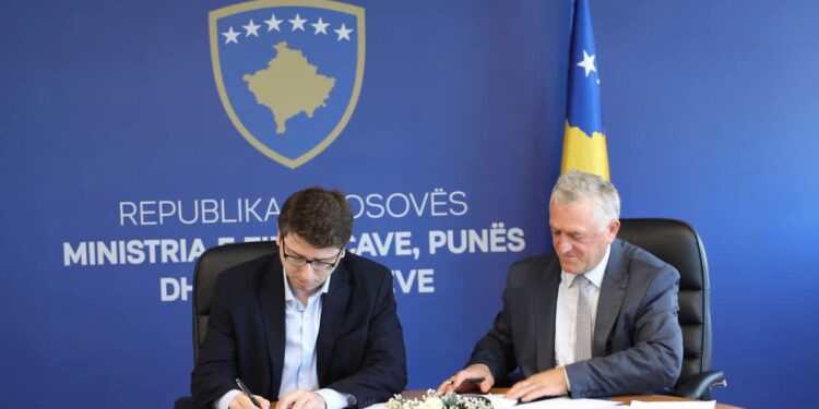 Nënshkruhen dy marrëveshje me vlerë 60 milionë euro për financimin e projektit të energjisë solare