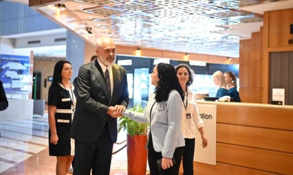 Presidentja Osmani takohet me kryeministrin Edi Rama në Çeki