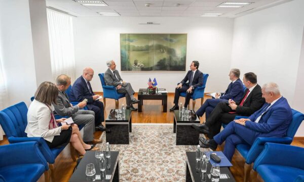 Kurti shkruan edhe në profilin e tij për takimin me Shefin CIA’s, vizitën e quan historike, Burnsin diplomat briliant
