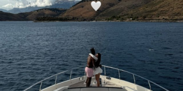 Enca e lumtur në krahët e të dashurit