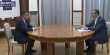Lajçak e Vuçiq s’i japin çehre njëri-tjetrit në takim – Presidenti serb ia lë disa letra përpara