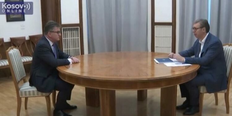 Lajçak e Vuçiq s’i japin çehre njëri-tjetrit në takim – Presidenti serb ia lë disa letra përpara