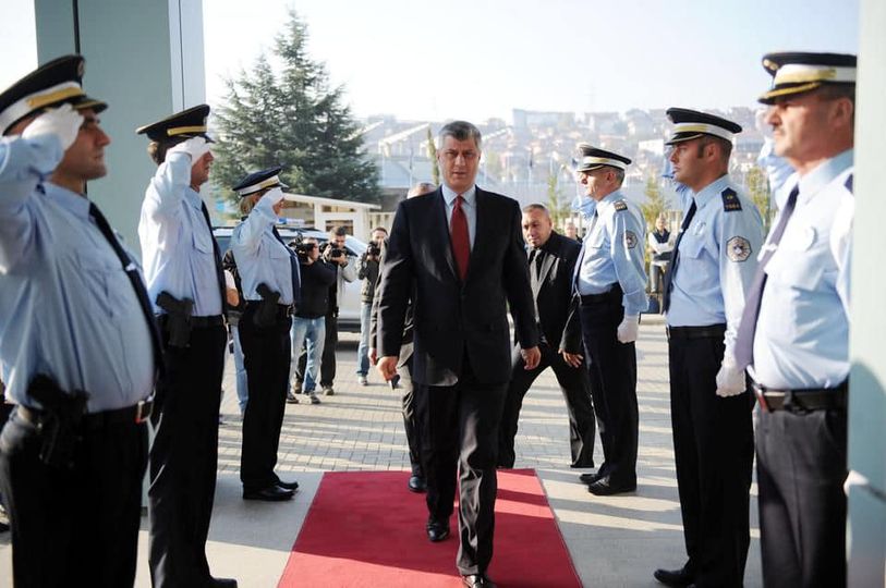 Deliu publikon foton e Thaçit teksa nderohet nga policia: Urime, krenaria jonë!
