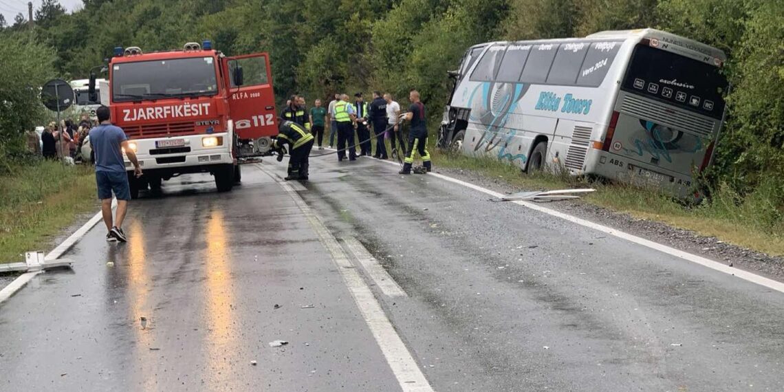 Aksident mes autobusit dhe një kamioni në Carralevë, ka të lënduar