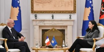 Osmani kthehet në Kosovë, pret në takim ambasadorin francez