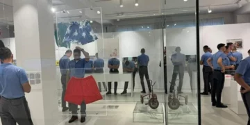 Kadetët e FSK-së vizitojnë ekspozitën e hapur për fëmijët e zhdukur gjatë luf*tës në Kosovë