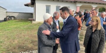 Abdixhiku me bashkëpartiakë shkojnë për ngushëllime te familja Jashari