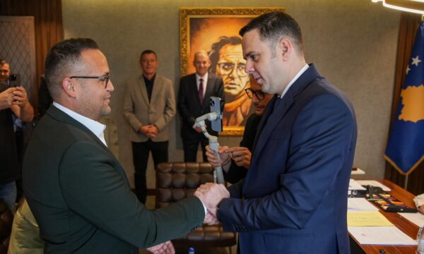 Djali i Sali Çekajt i bashkohet LDK-së, Abdixhiku e propozon edhe kandidat për deputet nga mërgata